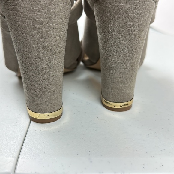 Aldo Woman’s Heels 8.5 Block Heel 4” Gold Detail Zipper Closure Taupe Suede - Picture 5 of 7